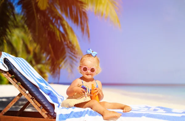 Schattig klein meisje met sunblock crème op strand — Stockfoto