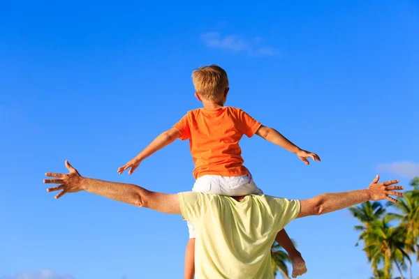 Feliz padre e hijo pequeño en hombros jugar en la playa — Foto de Stock