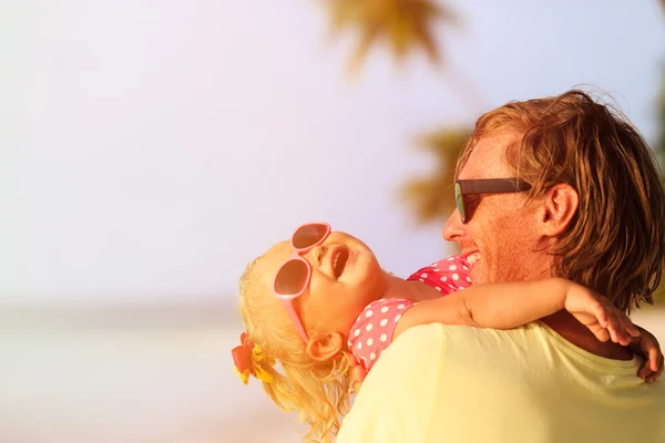 Vader en schattig dochtertje op strand — Stockfoto