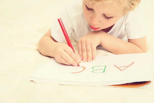 Kleine jongen leren om brieven te schrijven — Stockfoto