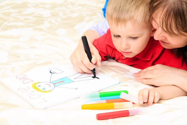 Moeder en zoon tekening aanwezig voor papa — Stockfoto