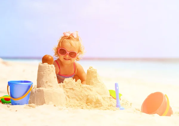 Petite fille mignonne jouant avec le sable sur la plage — Photo