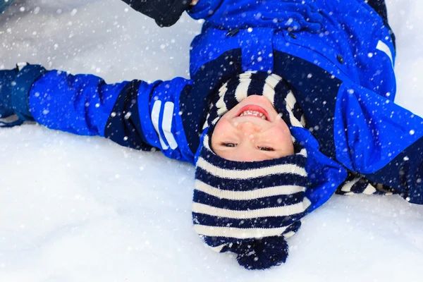Μικρό αγόρι διασκεδάζοντας το χειμώνα — Φωτογραφία Αρχείου