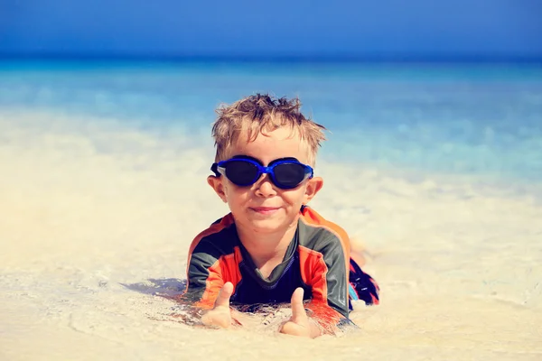 Menino feliz nadando na praia tropical — Fotografia de Stock