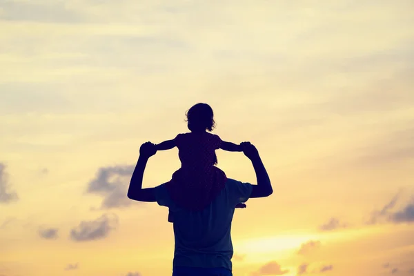 Pai e filha se divertindo ao pôr do sol — Fotografia de Stock