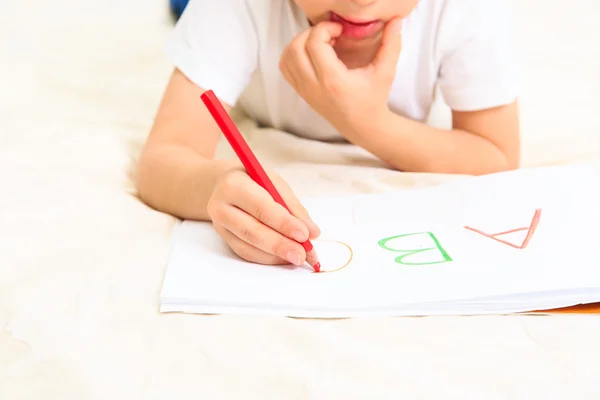 Kleine jongen leren om brieven te schrijven — Stockfoto