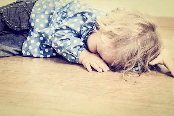 Itkevä lapsi, masennus ja suru — kuvapankkivalokuva