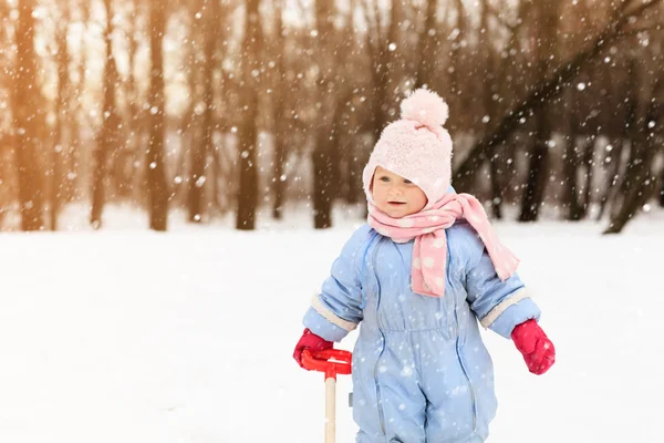 Sevimli küçük yürümeye başlayan çocuk kız kış — Stok fotoğraf