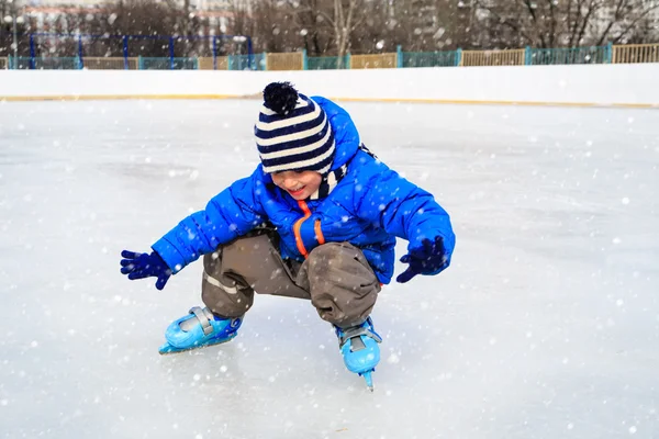 Милий маленький хлопчик вчиться кататися на ковзанах взимку — стокове фото