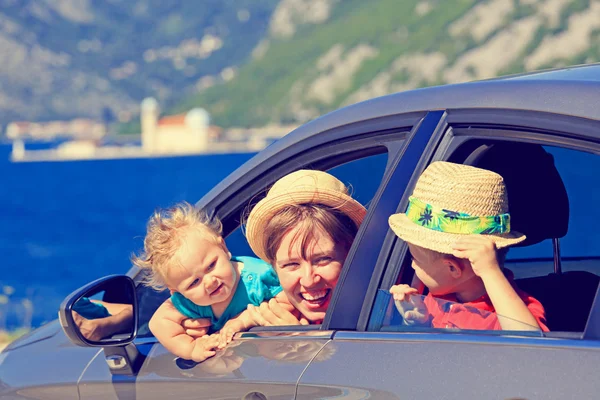 Madre con niños viajan en coche en el mar —  Fotos de Stock