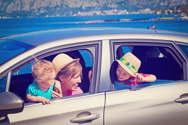 Mother with kids travel by car at the sea — Zdjęcie stockowe