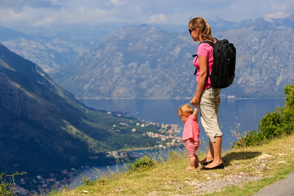 Madre con hija pequeña mirando montañas — Foto de Stock