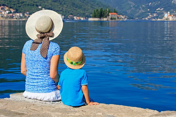 Mãe e filho olhando para a vista panorâmica sobre férias no mar — Fotografia de Stock