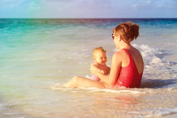 Mãe e filhinha se divertindo na praia — Fotografia de Stock