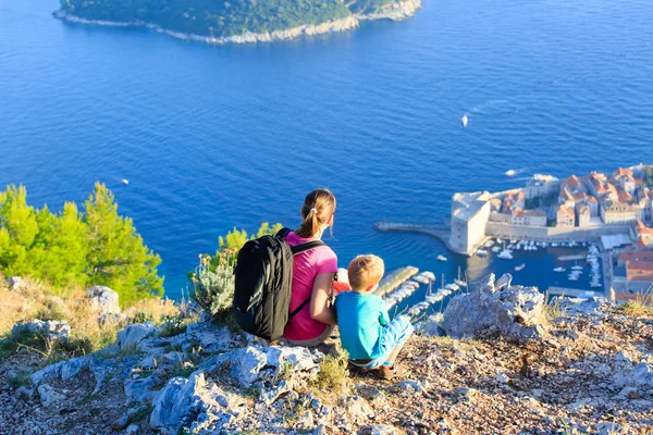 Madre e hijo viajan por Europa — Foto de Stock