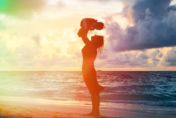 Madre e figlia si divertono alla spiaggia al tramonto — Foto Stock