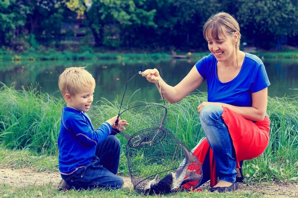 Mãe e filho segurando peixes eles pegaram — Fotografia de Stock