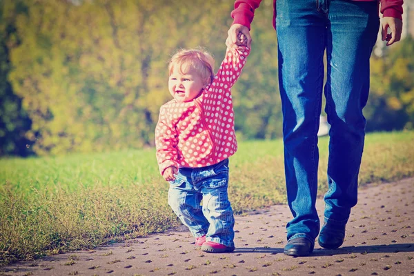 Primeros pasos de linda niña al aire libre — Foto de Stock