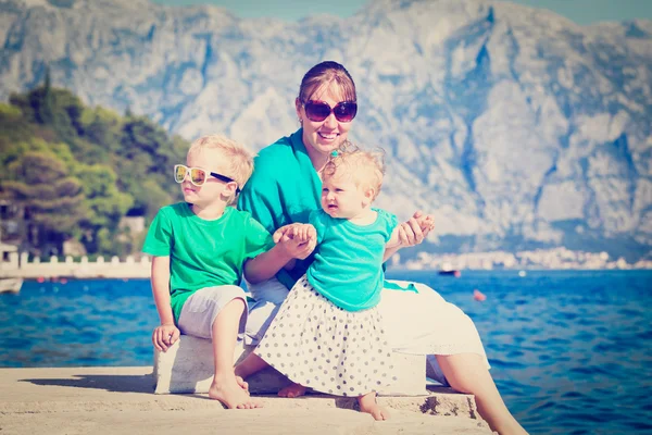 Madre con niños en vacaciones de mar — Foto de Stock