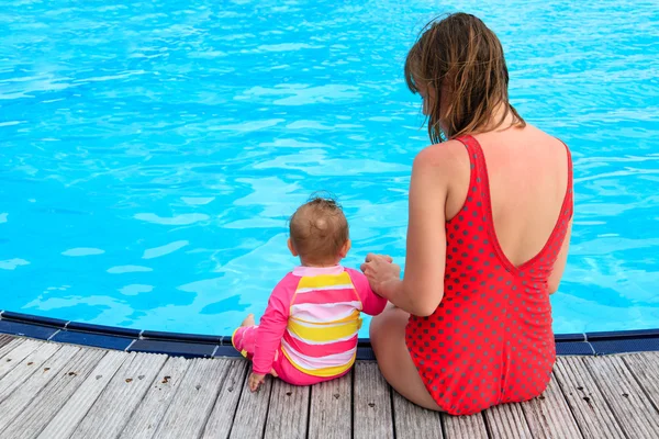 Mutter und Tochter sitzen auf dem Pool — Stockfoto