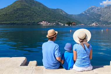 doğal manzaraya bakarak çocuk ile aile