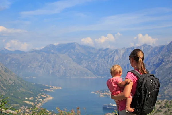 Mère avec bébé regardant les montagnes en vacances — Photo