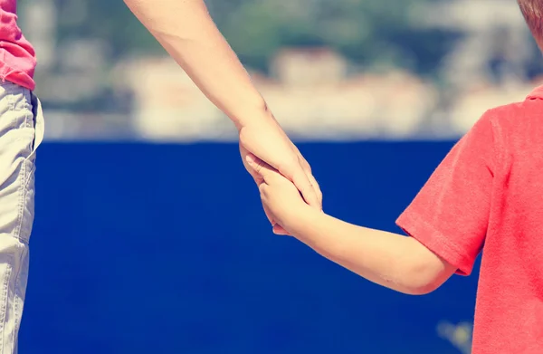 Mother and kid holding hands on vacation — Stock Photo, Image