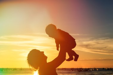 Baba ve küçük kızı siluetleri sunset Beach