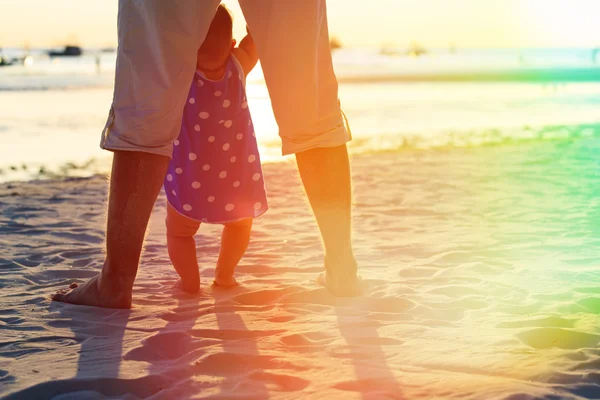 父と小さな娘がビーチの上を歩くことを学ぶ — ストック写真