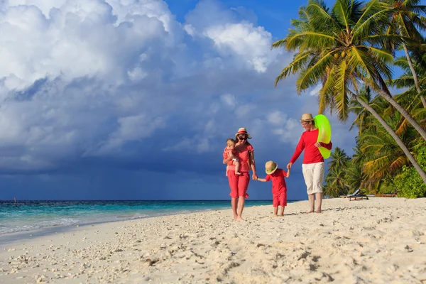 Familia con niños caminando en la playa tropical —  Fotos de Stock