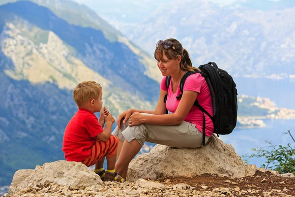 Mère et fils en vacances dans les montagnes — Photo