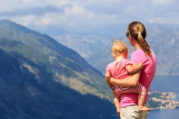 Mère avec petite fille regardant les montagnes — Photo