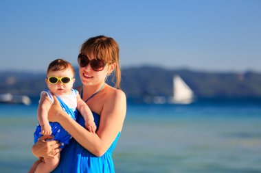 Anne ve küçük kızı tropikal plaj