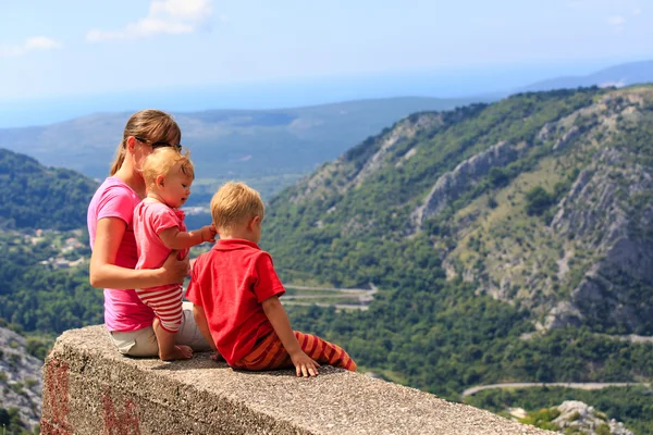 Madre con niños mirando la vista panorámica en las montañas — Foto de Stock