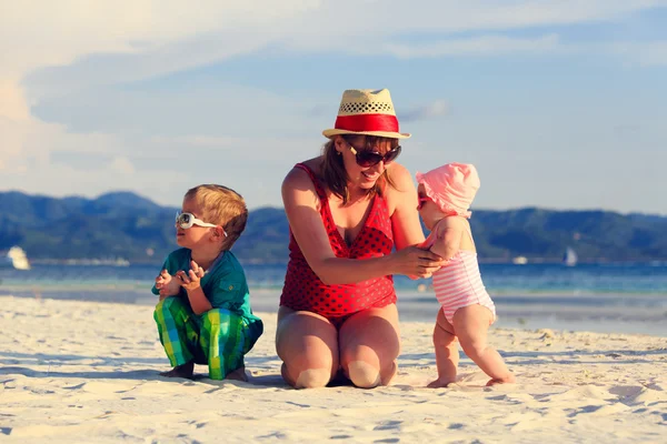 해변에서 노는 아이 들과 어머니 — 스톡 사진