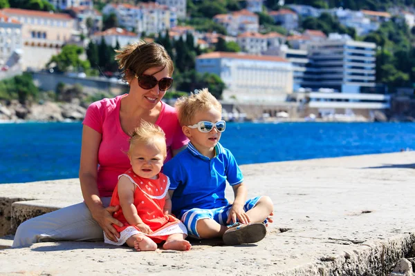 Madre con niños de vacaciones en Europa — Foto de Stock