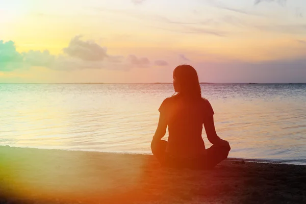 Mulher meditação na praia — Fotografia de Stock