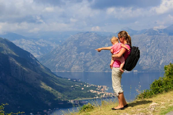 Mère avec petite fille voyage dans les montagnes — Photo