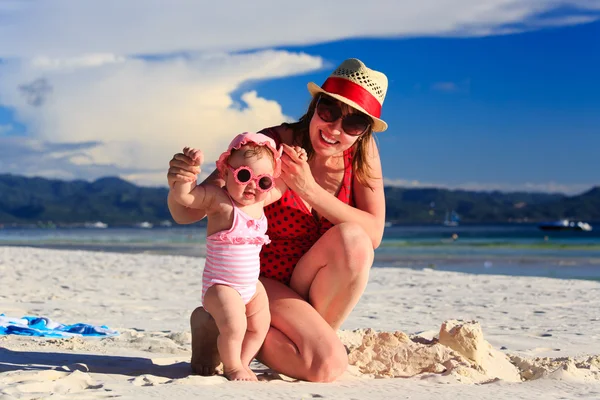 Mother and little daughter on tropical beach — Stock Photo, Image