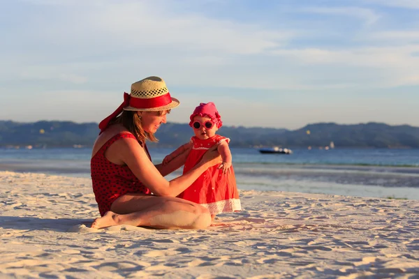 Mother and little daughter on tropical beach — Stock Photo, Image