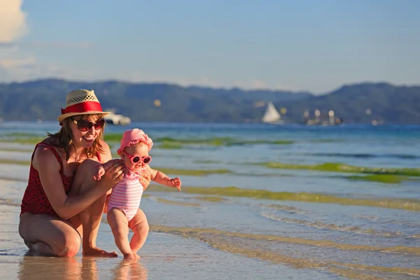 Mother and little daughter on tropical beach — Stock Photo, Image