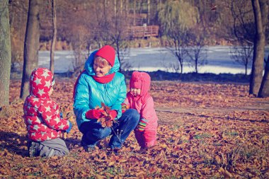 sonbaharda oynayan çocuklar ile anne