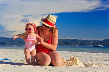 Anne ve küçük kızı kum plaj