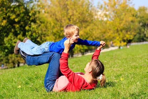 Mãe e filho brincando ao ar livre — Fotografia de Stock