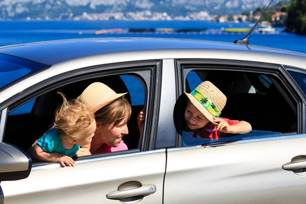 Matka s dětmi cestování autem na dovolenou u moře — Stock fotografie