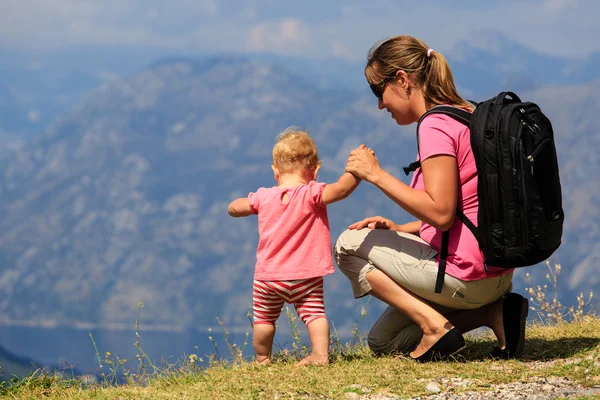 Мать с маленькой дочкой смотрят на горы — стоковое фото