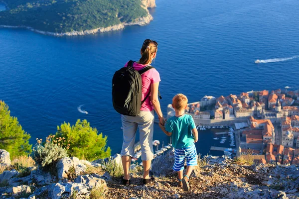 Madre e hijo viajan por Europa — Foto de Stock