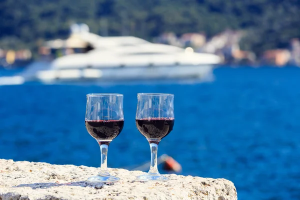 Дві склянки червоного вина проти моря — стокове фото