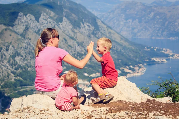 Famille s'amuser en vacances en montagne — Photo