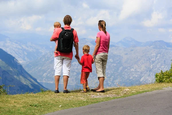 Famille avec enfants regardant les montagnes — Photo